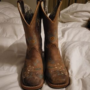 Girls size 10 Shyanne boots